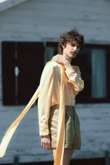 Short unisex color verde con rayas verticales, tiro alto, pinzas y bolsillos.