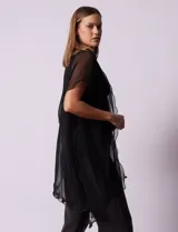 Kimono plateado de gasa plisada con detalles de lurex.