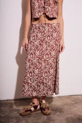 Falda midi marrón con estampado de hojas en color crema y abertura lateral.