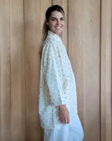 Camisa celeste de corte amplio, con cuello clásico y mangas largas.