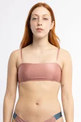 Top de bikini color rosa con breteles finos.