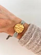 Pulsera de aleación de metales con baño de oro, con banda de terciopelo elástico para un ajuste cómodo.
