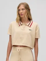 Chomba corta color rojo, con cuello camisero con rayas celestes y negras, logo bordado en el pecho y mangas cortas.