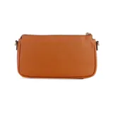 Bolso cruzado Guess modelo Noelle, color marrón camel con textura saffiano. Presenta herrajes dorados, logo triangular metálico en el frente y correa ajustable combinada: parte de PU y parte de cadena dorada. Incluye un bolso extraíble.