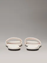 Ojotas de lona color blanco con logo grabado en las tiras, la plantilla y el talón.