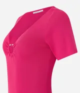 Blusa fucsia de viscosa con escote en V y aro metálico.