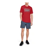 Remera Under Armour negra de corte clásico, con logo y nombre de la marca estampados en gris en el pecho. Confeccionada en tejido Charged Cotton® que se seca rápidamente y tejido elástico en 4 direcciones para mayor movilidad.