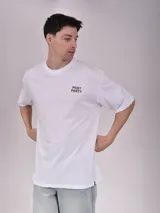 Remera azul con estampado del número 78 en el pecho. Corte holgado y cuello redondo.