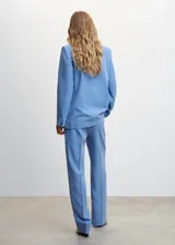 Pantalón de traje tipo modal, de tiro alto con dos bolsillos laterales y detalle de pinzas, en diseño recto.