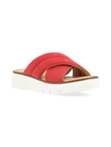 Sandalia de cuero color rosa con tiras cruzadas y suela anatómica acolchonada blanca.