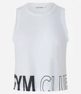 Musculosa deportiva blanca de microfibra texturizada con rayas horizontales y estampa "GYM CLUB" en el bajo.