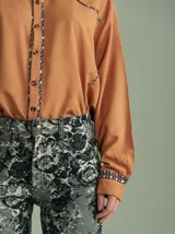 Camisa celeste de algodón con corte clásico y caída suelta. Presenta vivos en cuadrillé trazados en puños, canesú de la espalda y al pie del cuello.