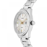 Reloj Casio plateado con caja de acero inoxidable, esfera plateada de 30mm, agujas doradas y calendario.