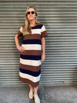 Vestido midi tejido a rayas horizontales en tonos marrón, blanco y azul marino.
