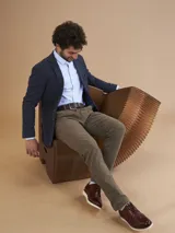 Blazer azul marino de corte clásico con solapa de muesca, cierre de dos botones y bolsillos laterales con solapa.
