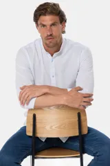 Camisa celeste a rayas de lino, con cuello mao y corte slim.