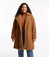 Campera larga color marrón, confeccionada en sherpa. Tiene cuello en solapa, cierre con botones y bolsillos.