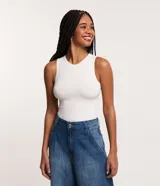 Musculosa blanca básica sin estampa, de cuello redondo y corte ajustado. Confeccionada en tejido de poliamida y elastano.
