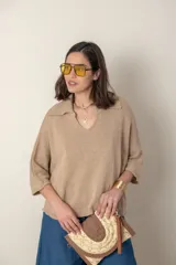 Blusa italiana tejida color beige, con cuello polo, mangas murciélago y corte holgado.