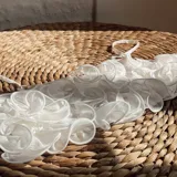 Top blanco con volados y tirantes finos.