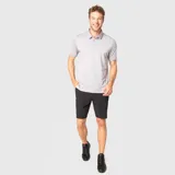 Chomba gris de corte clásico, con cuello polo abotonado y mangas cortas.