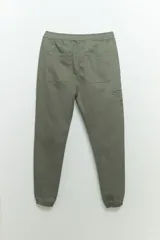 Pantalón jogger verde con cintura elástica y cordón ajustable.