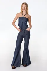 Top strapless de jean con forma triangular y estampado láser con motivos florales.