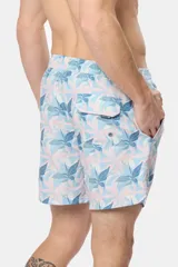 Short de baño celeste con estampado de hojas blancas, cintura elástica con cordón ajustable, dos bolsillos laterales y suspensor de malla fina.
