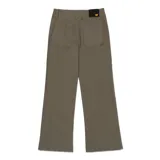 Pantalón de gabardina color verde oliva, de corte ancho y tiro alto, con bolsillos delanteros tipo parche.