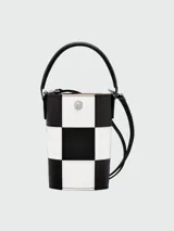 Cartera bombonera Longchamp, modelo Bucket mini, con diseño a cuadros blancos y negros.