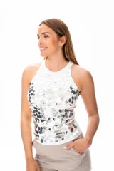 Musculosa blanca con cuello halter y espalda descubierta, cubierta de lentejuelas plateadas.