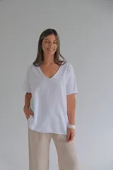 Remera blanca de corte holgado con escote en V y mangas cortas.