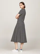Vestido midi de algodón a rayas horizontales en blanco y negro, con cuello redondo, mangas cortas y botones decorativos en los hombros.