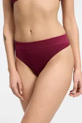 Conjunto de ropa interior blanco, compuesto por un corpiño de breteles finos y una bombacha tipo colaless con detalles de puntilla.