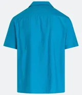 Camisa de hombre color verde claro, corte slim, de manga corta y cuello inglés. Confeccionada en viscosa texturizada.