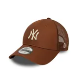 Gorra marrón con logo de los New York Yankees bordado en blanco en el frente. Parte trasera de malla y visera curva.