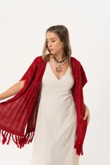 Ruana tejida de hilo color rojo con lurex y terminación de flecos.