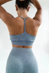 Top deportivo sin mangas en tono azul claro, ideal para actividades físicas.
