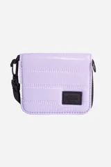 Billetera Mistral color verde agua acolchada, con cierre de cremallera y correa de mano.