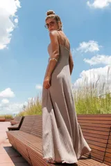 Vestido largo color gris con breteles finos y escote con cordones.