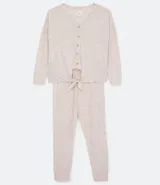 Conjunto de pijama largo en tejido de punto color gris claro. Incluye una remera de manga larga con cuello en V, botones frontales y lazo en la cintura, y un pantalón largo con cintura elástica y puños ajustados.