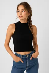 Top rojo de tejido de punto acanalado, con cuello alto y sin mangas.
