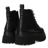 Botas de mujer estilo militar, caña media, color negro, con cordones y suela plataforma gruesa y dentada.