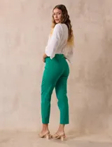 Pantalón recto verde esmeralda de gabardina elastizada, marca Zac & Rachel. Tiene pretina ancha con faja interna modeladora, bolsillos simulados en la parte delantera y bolsillos ojal en la parte trasera.