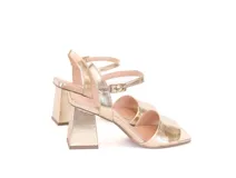 Sandalias doradas con tiras finas y hebilla al tobillo. Taco bloque de 8 cm.
