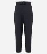 Pantalón negro de corte recto en tejido crepé, con trabillas en la cintura, bolsillos, pliegues y cierre delantero. Incluye cinturón con elástico en la espalda y hebilla metalizada de enganche.