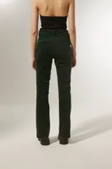 Pantalón de pana verde oscuro, de corte recto y tiro alto.