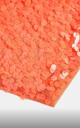 Top halter naranja con lentejuelas.