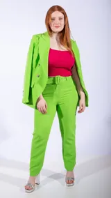 Blazer de corte ajustado en color verde flúor, con solapas amplias y cierre de botones.