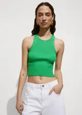 Musculosa verde de punto fino con cuello redondo y tirantes anchos.